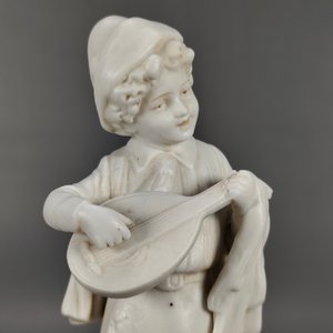 Figura de Porcelana Biscuit: Niña Tocando Instrumento Musical, Sellada - imagen 4