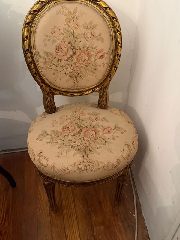 Silla Francesa Estilo Luis XVI Respaldo Medallón Tapizado Floral Madera Dorada