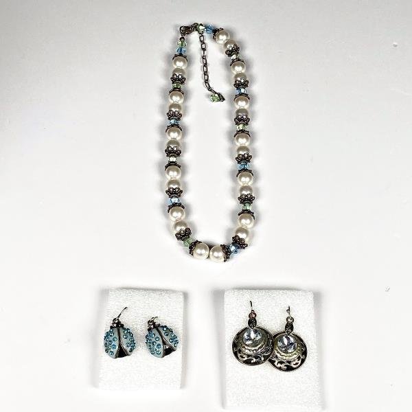 Collar de Perlas Fantasía y Dos Pares de Aretes - imagen 1