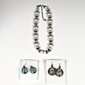 Lote siguiente: Collar de Perlas Fantasía y Dos Pares de Aretes