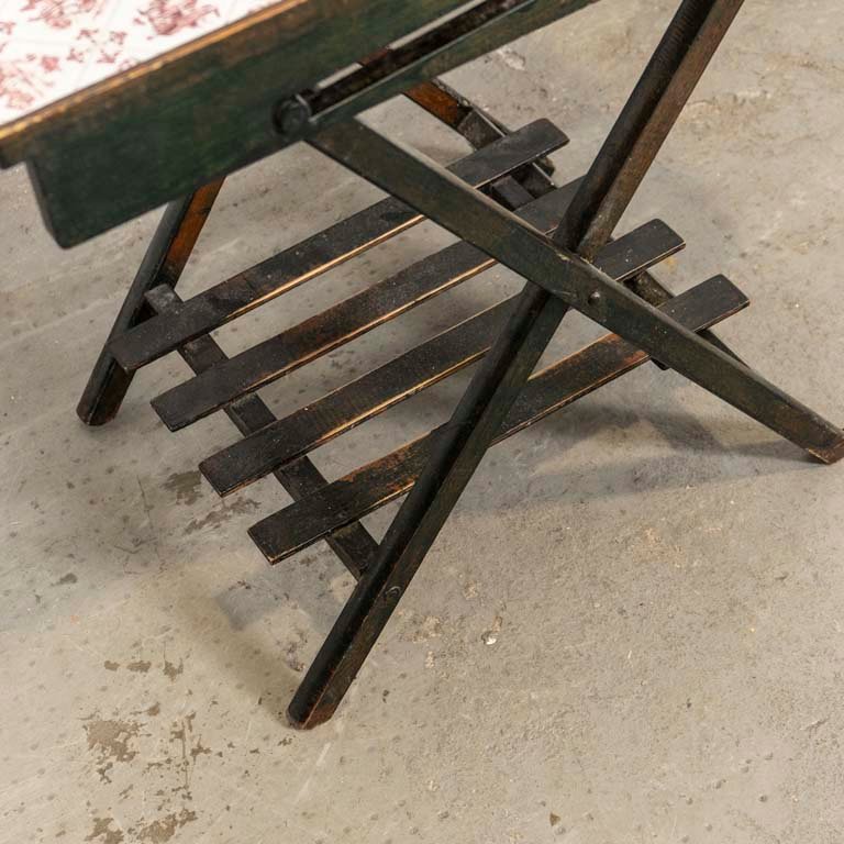 Mesa plegable de madera con tapa y detalles en el lustre - imagen 3