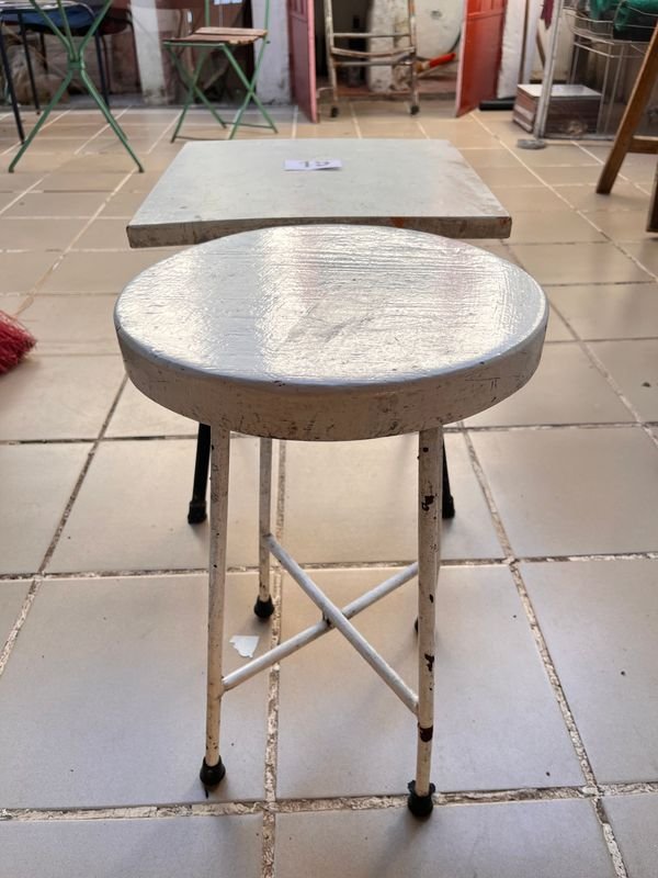 Mesa y silla de hierro y madera en buen estado - imagen 2