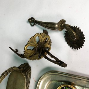 Lote de 10 piezas: Reloj, florero, herraduras, espuelas y más - imagen 3