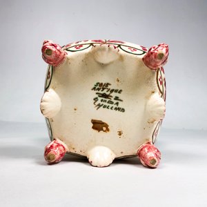 Alhajero de Porcelana Blanca con Flores Rojas y Patas - imagen 4