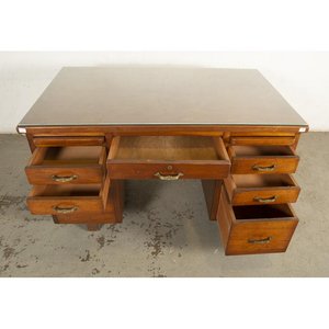 Escritorio de madera con 7 cajones y vidrio biselado - imagen 2