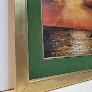 Cuadro al Óleo: Atardecer Marino con Velas, Marco Dorado y Paspartú Verde - imagen 4