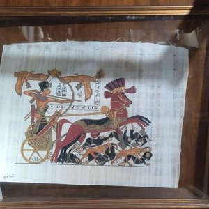 Lote siguiente: Papiro egipcio vintage pintado a mano, el rey Ramsés II en su carro 43 X 33 cm.