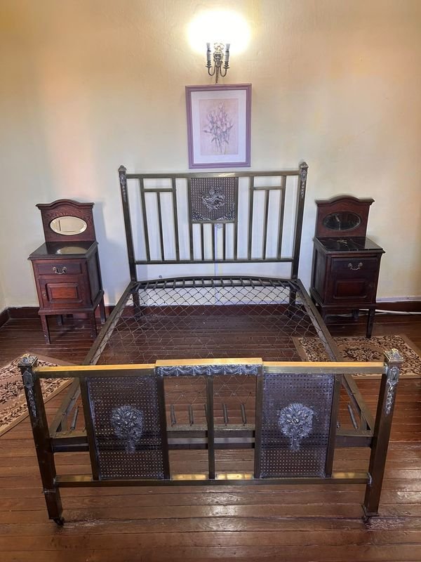 Cama Antigua de Bronce con Detalles Ornamentales