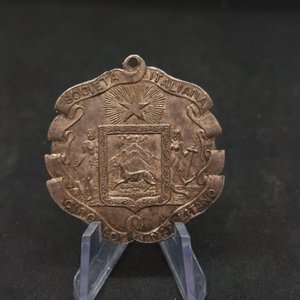 Antigua Medalla Societa Italiana Circolo Napolitano Uruguay Metal Blanco - imagen 2