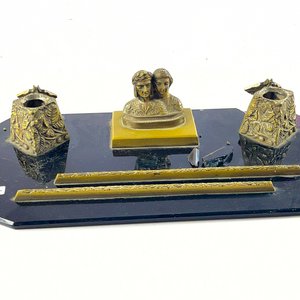 Lote anterior: Tintero Antiguo de Bronce y Vidrio con Busto de Pareja