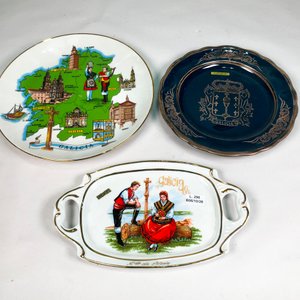 Tres piezas de porcelana: dos platos decorativos y fuente con monograma - imagen 2