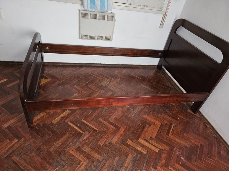 Cama de madera antigua con estructura larga - imagen 3