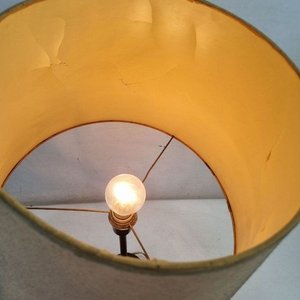 Lámpara de Mesa Diseño Único: Base de Medidor de Agua en Bronce y Madera Lustrada - imagen 4
