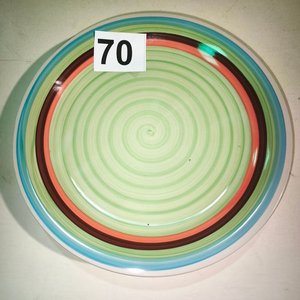 Lote siguiente: 10 Platos Llanos de Cerámica con Diseño Espiral Multicolor