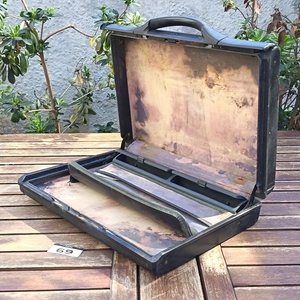 Maletín Ejecutivo rígido color negro, con manija y herrajes; interior con compartimentos - Con detalles de uso - imagen 5