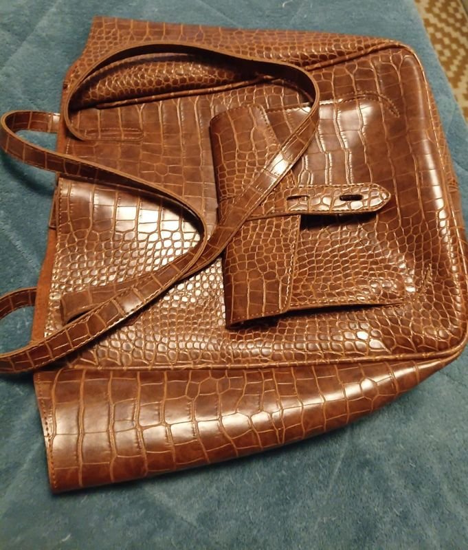 Cartera Grande Marrón Estilo Cocodrilo