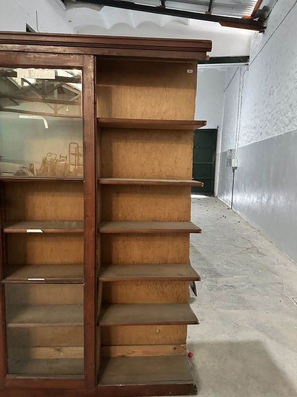 Librería de madera con tres puertas - imagen 3