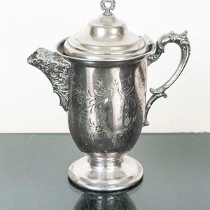 Lote siguiente: Chocolatera Antigua de Platina con Grabados Decorativos