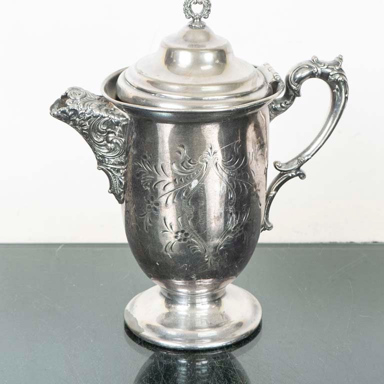 Chocolatera Antigua de Platina con Grabados Decorativos