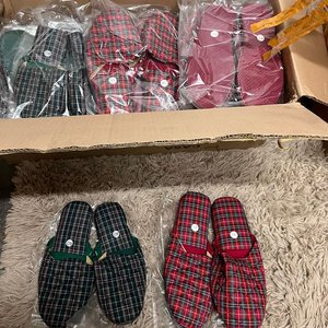 Lote de Más de 60 Pares de Pantuflas y Mocasines Variados - imagen 2