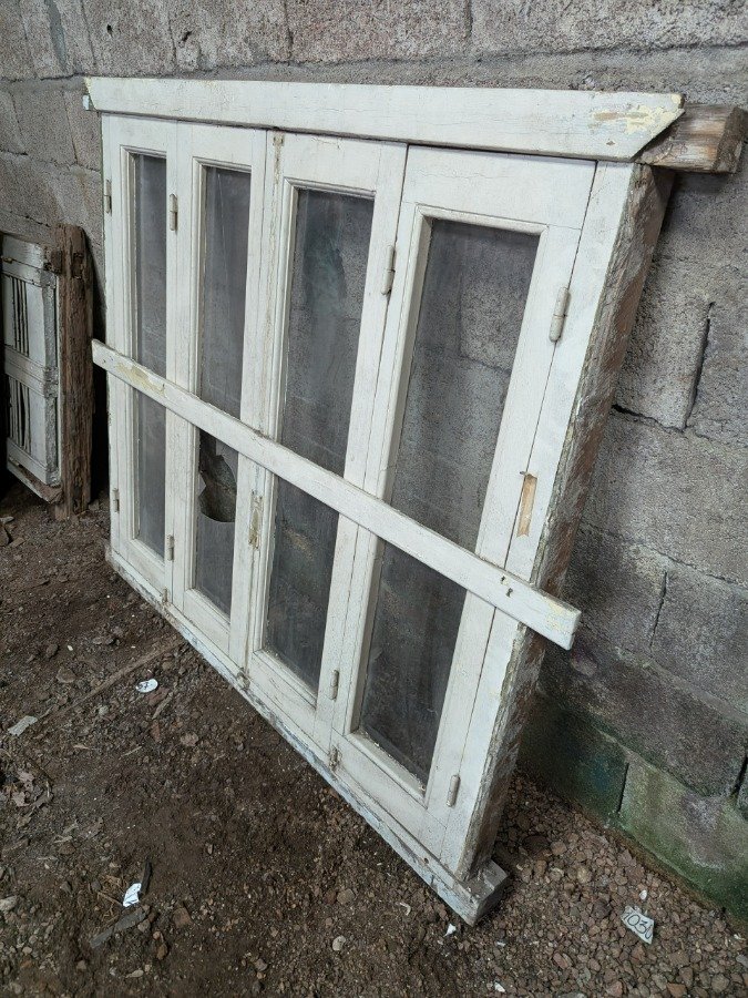 Ventana con cuatro hojas batientes en cedro, falleba y marco de pinotea. - imagen 8