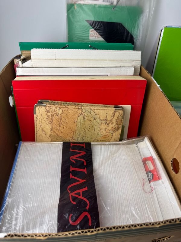 Caja repleta de insumos de papelería nuevos - imagen 5
