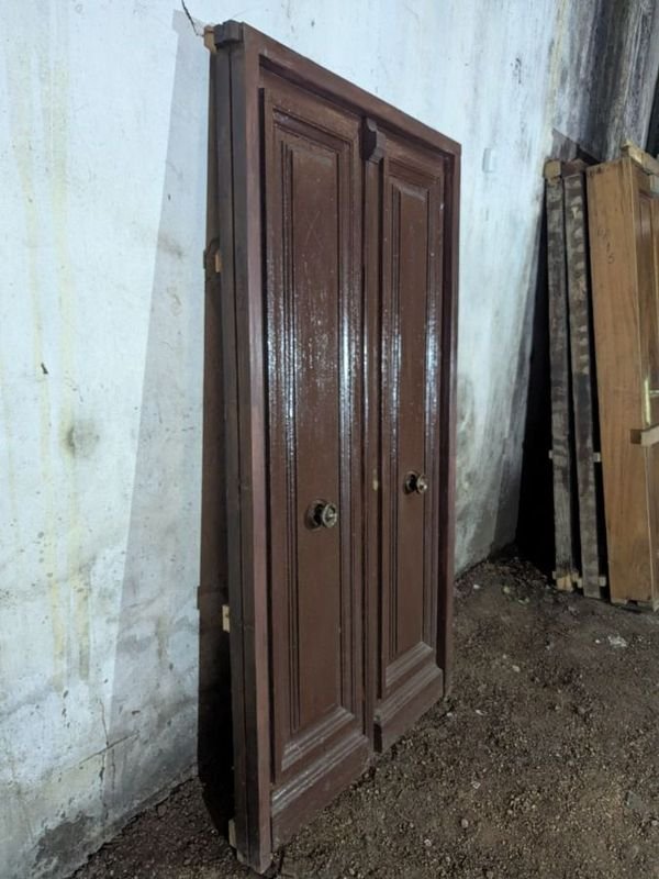 Puerta antigua de cedro con diseño de dos hojas y marco - imagen 2