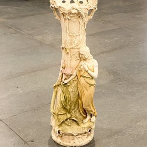 Jarrón Antiguo de Faience con Figura Femenina y Flores, 91 cm - imagen 2