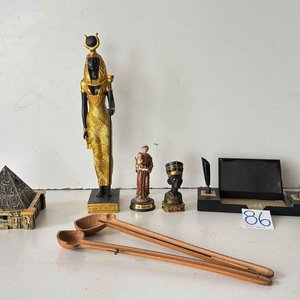 Adornos Varios: Figura Egipcia, Santo, Pirámide y Porta Plumas - imagen 3