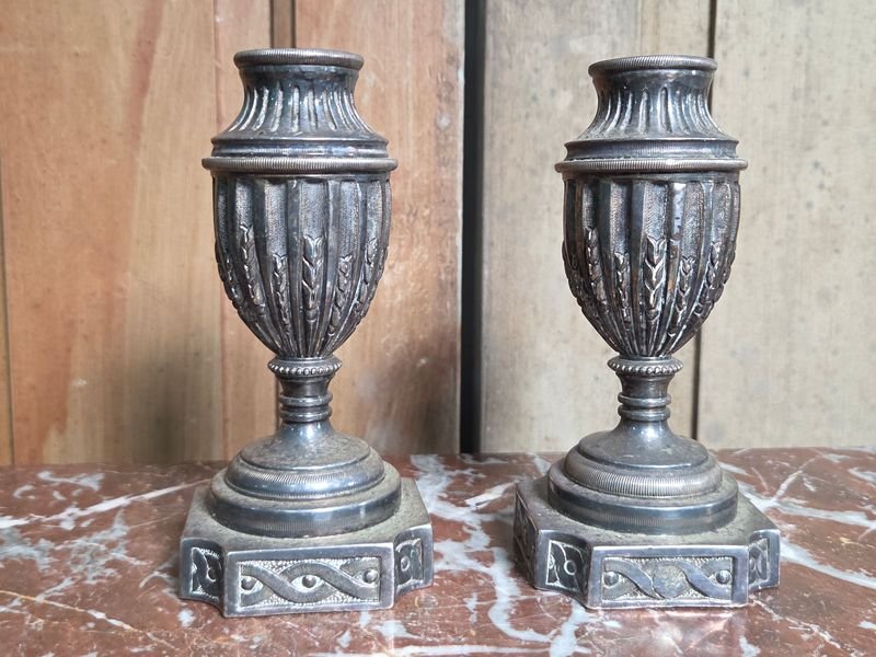 Par de Pequeños Floreros Ornamentados Plateados 14 cm