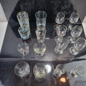 L 266 - 16 Piezas - Surtido lote de 16 piezas en vidrio, copas y vasos de diferentes tamaños y diseños decorados, ideales para renovar tu cristalería - imagen 3