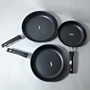 Set de 3 Sartenes Antiadherentes de Metal Negro con Mango - imagen 2