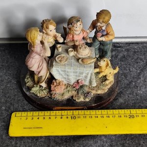 Figura "Cassinelli" de Niños en Mesa con Torta y Perro, Base de Madera - imagen 9
