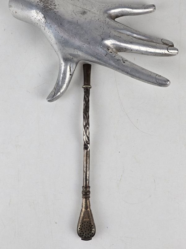 Bombilla Criolla de Plata Antigua con Diseño de Mano