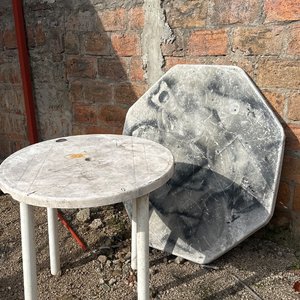 Lote siguiente: Mesa Redonda Blanca con Tapa Octogonal Negra