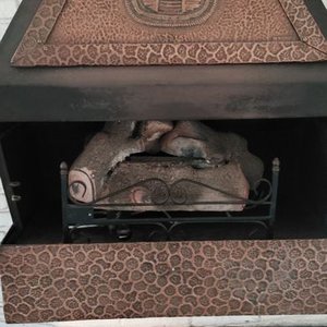 Estufa a Gas con Quemador de Leños Cerámicos y Detalles en Cobre - imagen 3