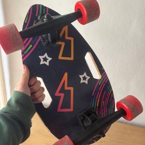 Patineta "Skating on the Road" con Diseño de Rayos y Estrellas - imagen 2