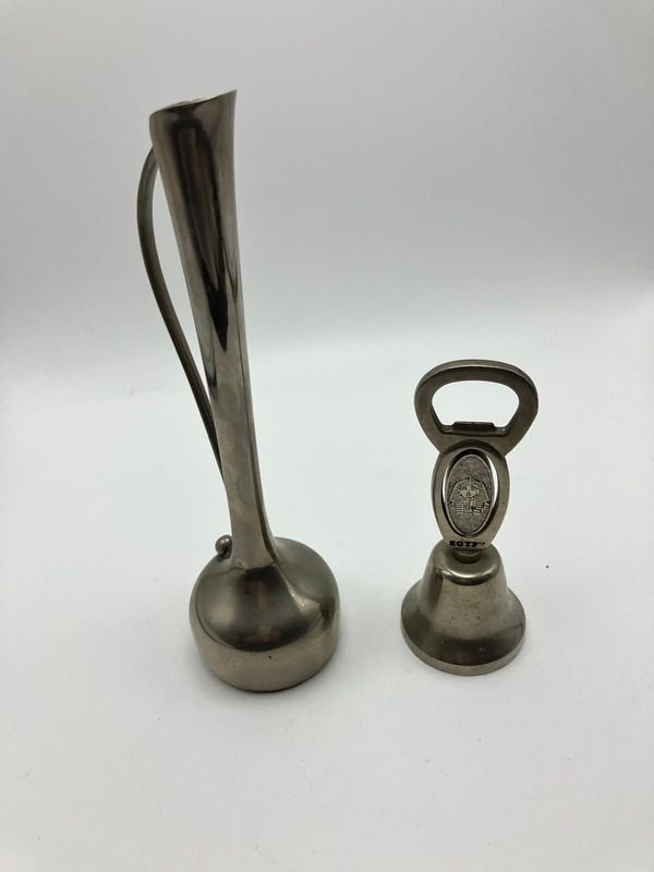 Lote de dos objetos antiguos o de estilo vintage fabricados en metal