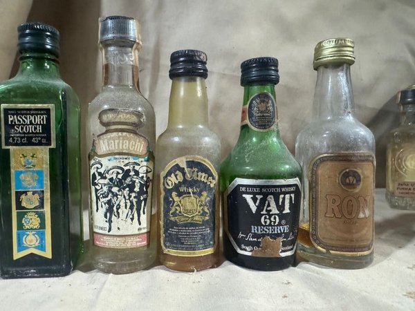 Lote de Botellas Miniatura de Licores Varios - Selladas y Originales - imagen 1