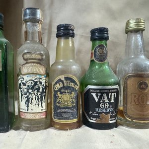 Lote de Botellas Miniatura de Licores Varios - Selladas y Originales - imagen 1
