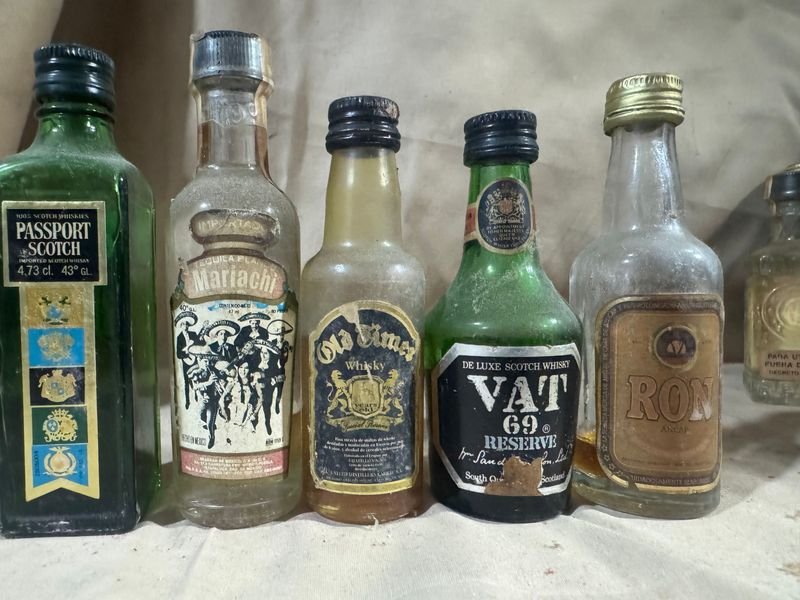 Lote de Botellas Miniatura de Licores Varios - Selladas y Originales