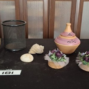 Lote siguiente: Lote de Adornos: Pisapapeles de Piedra, Florero de Cerámica, Porta Lápiz y Caracoles