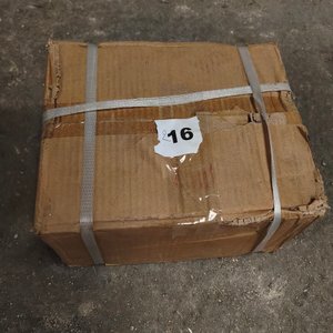 Lote de Bisagras y Tornillos Metálicos en Caja - imagen 4