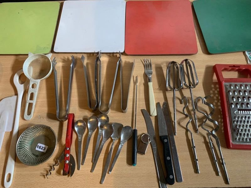 Gran lote de utensilios de cocina y tablas de plástico - imagen 2