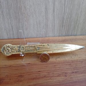 Lote siguiente: Abrecartas de Bronce Firmado con Diseño Floral y Moneda