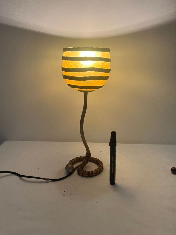 Lámpara de sobremesa con sombra de madera y base metálica - imagen 5