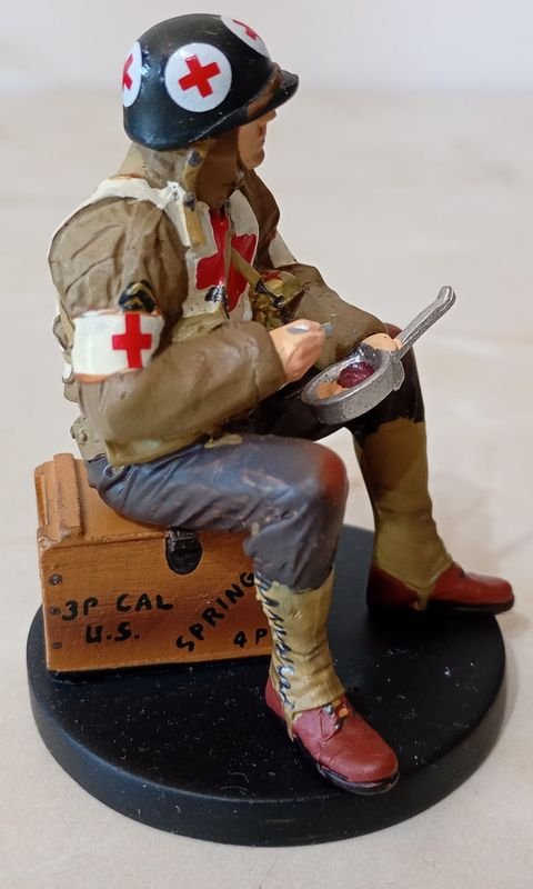 Figura de soldado Norteamericano de la Cruz Roja durante la invasión a Normandia - imagen 2