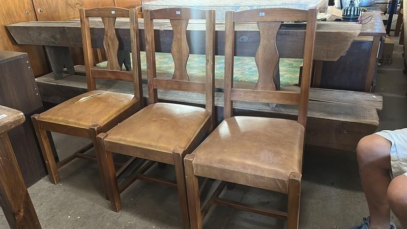 Sillas de madera tapizadas marrones con estructura clara - imagen 2