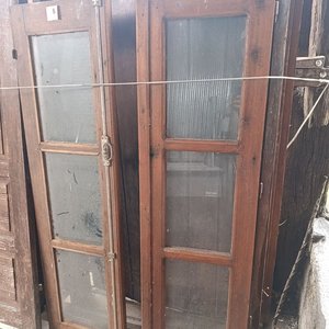 Lote siguiente: Ventana Antigua de Madera con Postigones y Mosquitero