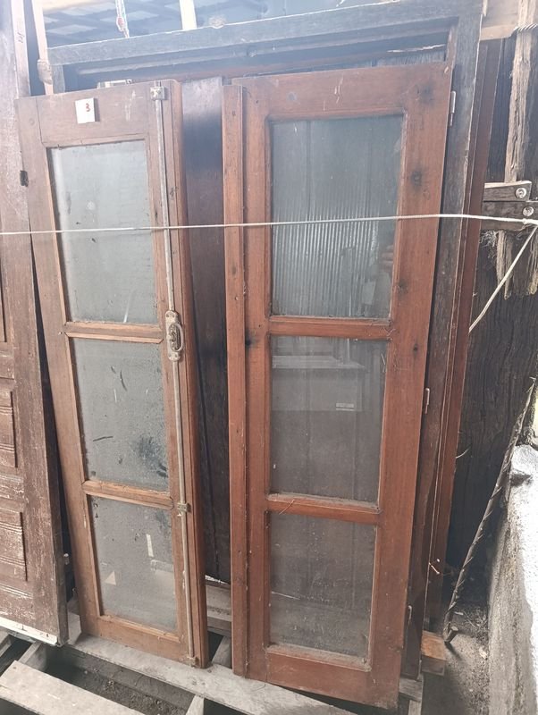Ventana Antigua de Madera con Postigones y Mosquitero